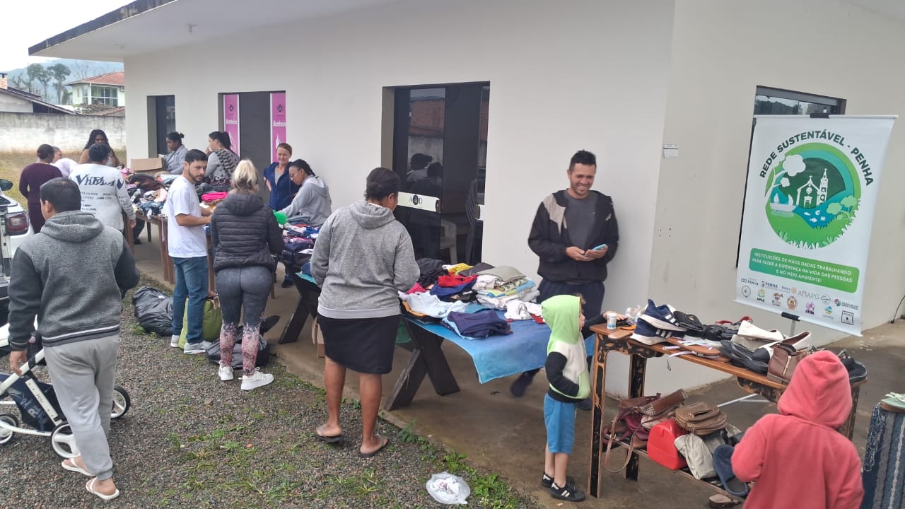Campanha do Agasalho beneficia moradores da comunidade do CRED em Penha Campanha do Agasalho beneficia moradores da comunidade do CRED em Penha