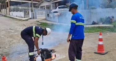 Águas de Penha realiza teste de fumacê para inspecionar rede de esgoto no loteamento Santa Regina
