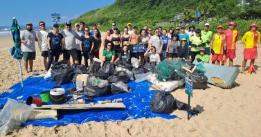 Ação de limpeza retira lixo e até sofá da areia da Praia Vermelha, em Penha